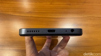 Bagian bawahnya terdapat port jack audio 3,5 mm, USB-C dan speaker. Foto: Adi Fida Rahman/detikINET