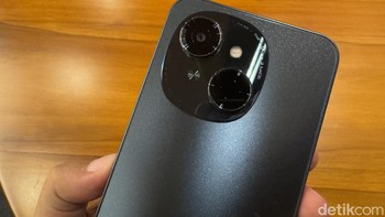 Kameranya sendiri berukuran 13 MP di bagian belakang. Sementara untuk kebutuhan selfie diberikan kamera 8 MP. Foto: Adi Fida Rahman/detikINET