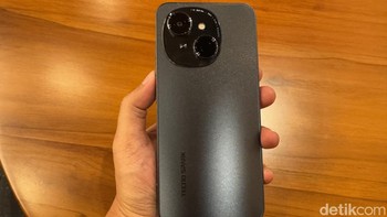 Dapur pacu Tecno Spark Go 1 disokong oleh chipset Unisoc T615 yang dipadukan dengan RAM hingga 8 GB termasuk virtual. Memori internalnya mencapai 128 GB untuk menyimpan file, foto dan aplikasi. Foto: Adi Fida Rahman/detikINET