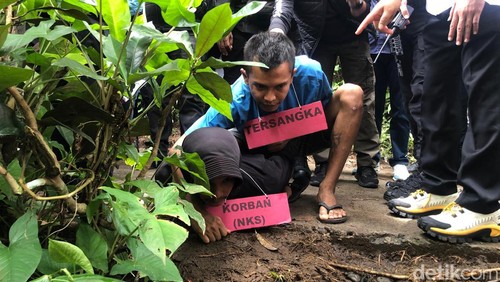 Tersangka Indra Septiawan saat melakoni adegan rekontruksi pembunuhan Nia Kurnia Sari, gadis penjual gorengan. (M. Afdal Afrianto/detikSumut)