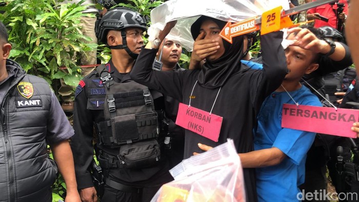Tersangka Indra Septiawan saat melakoni rekontruksi pembunuhan gadis penjual gorengan, Nia Kurnia Sari (M. Afdal Afrianto/detikSumut)