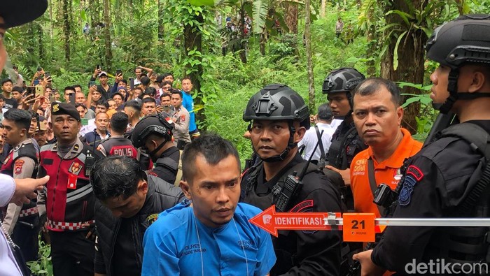 Tersangka Indra Septiawan saat mengikuti rekontruksi pembunuhan Nia Kurnia Sari