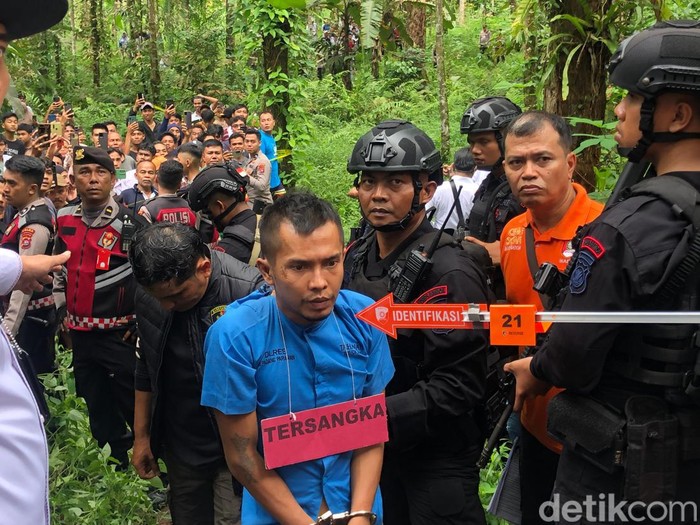 Tersangka Indra Septiawan saat mengikuti rekontruksi pembunuhan Nia Kurnia Sari