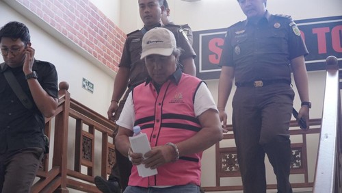 Tersangka kasus pencurian air PDAM, IWM, digiring dari ruang penyidik Kejari Badung ke Lapas Kerobokan, Senin (7/10/2024).
