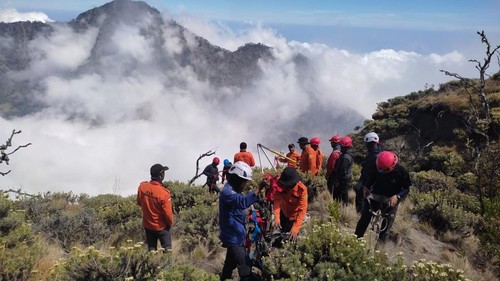 Tim SAR gabungan mencari pendaki asal Jakarta hilang akibat terjatuh di jalur puncak Gunung Rinjani, Lombok Timur, NTB. (Dok. Kantor SAR Mataram)