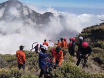 Tim SAR Perpanjang Waktu Pencarian Pendaki Jakarta Jatuh di Gunung Rinjani