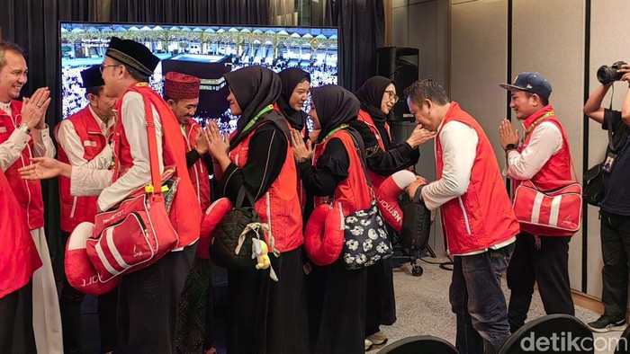Transmart berangkatkan pemenang paket Umrah