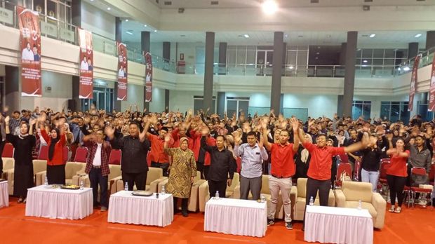 Tri Rismaharini, Calon Gubernur Jatim nomer 3 memotivasi ratusan Anak Muda dalam acara Resik-Resik Kenangan Mantan di Kediri.
