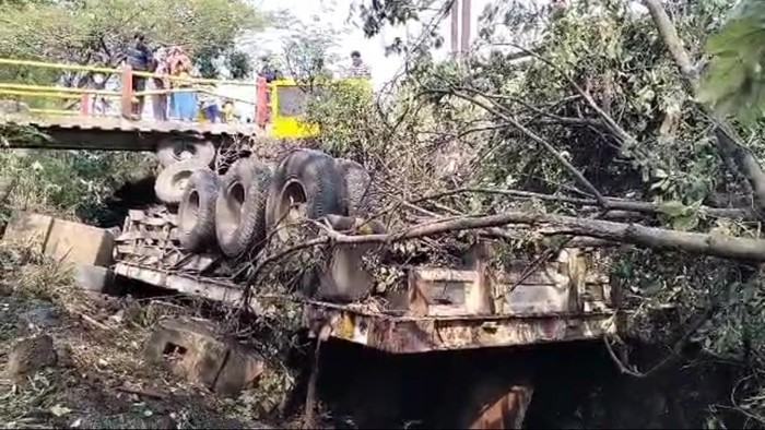 truk terjun ke sungai di Pasuruan