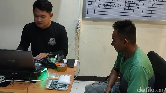 Ujang (kanan), nelayan yang nyambi jadi pengedar sabu.