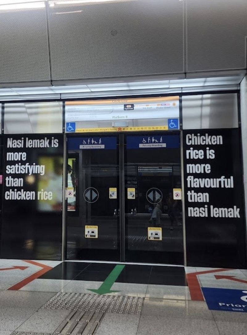 Unik! Tanda Antrean di MRT Ini Pakai Nama Makanan