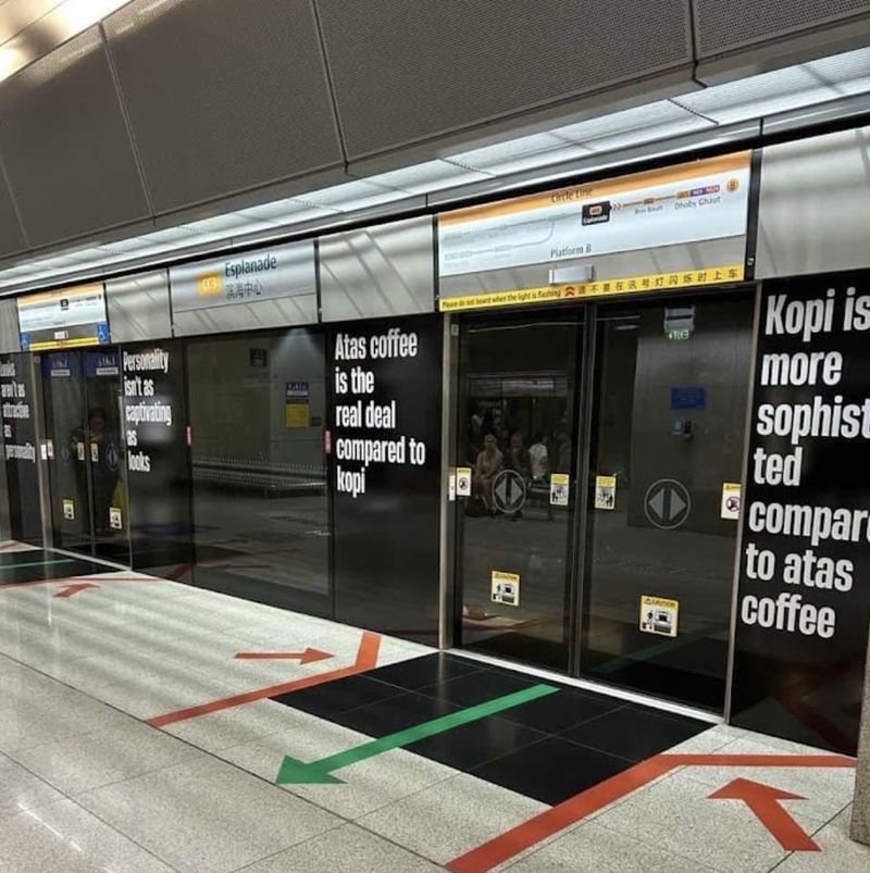 Unik! Tanda Antrean di MRT Ini Pakai Nama Makanan