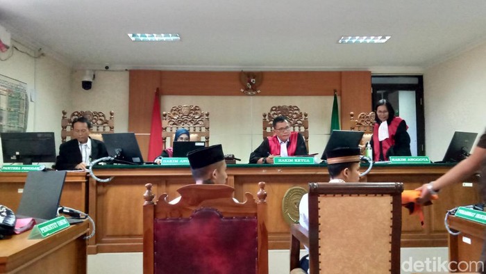 Wahyu Pujantoro dan Edwin Widiantoro yang bunuh mbah buyut di persidangan di Pengadilan Negeri Klaten, Senin (7/10/2024).