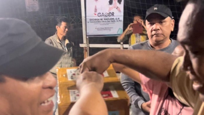 Warga Kelurahan Nunhila menggalang donasi atau gerakan seribu rupiah untuk mendukung George Hadjoh-Theodora E Taek (duet Gacor) dalam  Pilwalkot Kupang 2024. (Foto: Istimewa)