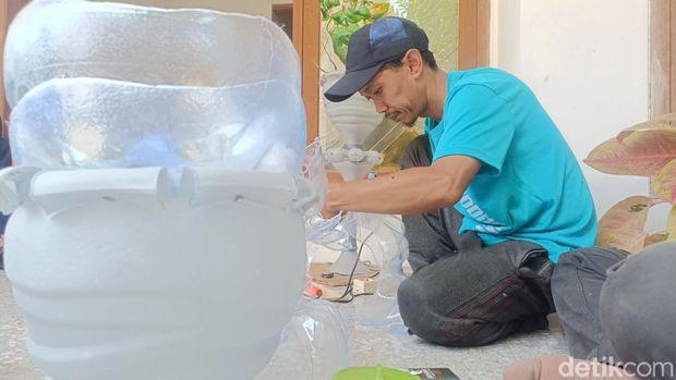Warga Kota Probolinggo Sulap Galon Bekas jadi Lampu Hias