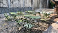 Area outdoor yang paling jadi incaran, karena terdapat beberapa pohon rindang dan interior yang lebih kekinian. Suasananya bersantapnya adem cocok untuk makan siang atau makan malam. Foto: detikcom/Riska Fitria