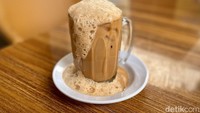 Belum lengkap rasanya jika ke restoran Aceh tapi tak mencicip teh tariknya. Proses pembuatan teh tarik yang dituang tinggi-tinggi memberikan buih halus yang tebal dan luber ke luar bibir gelas. Foto: detikcom/Riska Fitria