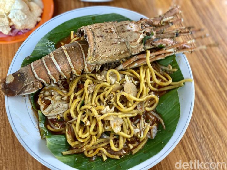 Wow! Mie Aceh di Sini Pakai Topping Seekor Lobster Utuh
