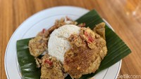 Menunya sederhana, hanya nasi dan telur dadar. Namun, telur dadarnya diracik pakai asam sunti khas Aceh yang terbuat dari belimbing wuluh yang dikeringkan. Foto: detikcom/Riska Fitria
