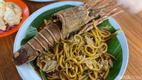 Menu yang spesial di sini ada mie Aceh dengan topping lobster. Lobster yang disajikan benar-benar utuh satu ekor. Harganya dibanderol Rp 60.000 per 100 gram. Foto: detikcom/Riska Fitria