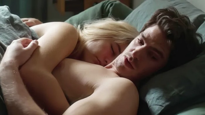 Cuplikan adegan Andrew Garfield dan Florence Pugh di A24.