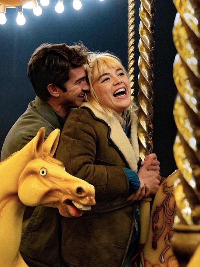 We Live in Time Cuplikan adegan Andrew Garfield dan Florence Pugh di A24.