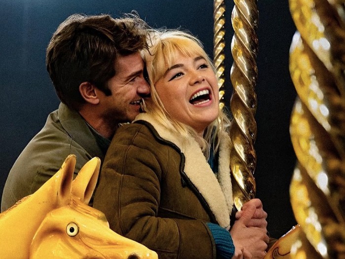 We Live in Time Cuplikan adegan Andrew Garfield dan Florence Pugh di A24.