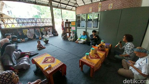 Workshop menulis berita di Sanggar Debu Jalanan