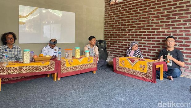 Workshop menulis berita di Sanggar Debu Jalanan