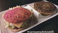 McDonald’s juga punya menu terkenal, McDLT. Burgernya disajikan di satu sisi styrofoam dalam bagian yang dipisah. Satu sisi burger diisi dengan sayuran dan satunya daging patty. Foto: ranker.com