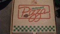McDonald’s juga sempat mengeluarkan pizza McPizza tahun 1980-an. Namun, pizza tersebut sudah tidak diproduksi karena penyajiannya butuh waktu cukup lama. Foto: ranker.com