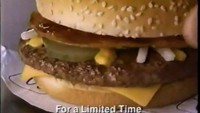Restoran cepat saji McD juga punya menu burger McJordan untuk merayakan pemain bola basket terhebat itu. Burger ini terdiri dari bun biji wijen dengan beef bacon, keju, acar bawang, dan saus bbq. Foto: ranker.com