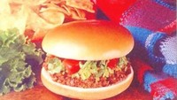 Sebuah produk dikeluarkan Taco Bell pada tahun 1970-an. Berupa burger dengan konsep ala Meksiko, namanya Bell Beefer. Foto: ranker.com