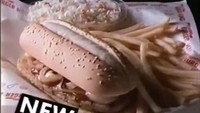 Burger King tahun 1992 juga mengeluarkan menu Dinner’s Basket. Hidangan ini terdiri dari hot dog yang sudah komplet disajikan dengan kentang goreng dan condiments lainnya. Foto: ranker.com