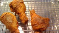 Pada tahun 1980-90 an, salah satu restoran cepat saji bernama Long John Silver menawarkan hidangan chicken wings terbaik. Disajikan dengan kentang goreng lezat. Foto: ranker.com