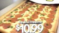 Bigfoot pizza dari Pizza Hut punya ukuran 12 inci x 24 inci. Cukup terkenal pada zaman tersebut, harganya $10,99 (Rp 171 ribu). Sampai saat ini masih banyak yang mengharapkan menu pizza jumbo itu kembali lagi. Foto: ranker.com