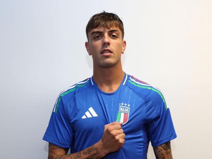 FLORENCE, ITALY - OCTOBER 07:Daniel Maldini of Italy poses for a portrait prior to the Italy training session at Centro Tecnico Federale di Coverciano on October 07, 2024 in Florence, Italy. (Photo by Claudio Villa/Getty Images)
