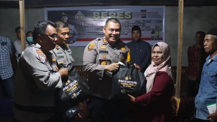 AKBP Dhovan memberikan bantuan (Dok Polres Dumai)