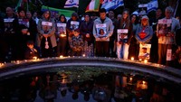 Forum Keluarga Sandera dan Hilang mengadakan nyala lilin pada peringatan satu tahun serangan Hamas 7 Oktober, di tengah konflik Israel-Hamas yang sedang berlangsung, di London, Inggris, Senin (7/10/2024). (REUTERS/Hannah McKay)  