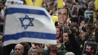 Orang-orang berkumpul untuk memperingati peringatan pertama serangan Hamas terhadap Israel di komunitas Yahudi Hacoaj dan pusat olahraga di Buenos Aires, Senin (7/10/2024). (AP Photo/Gustavo Garello)  
