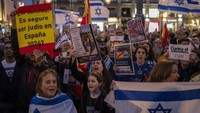 Para aktivis berpartisipasi dalam pertemuan untuk memperingati satu tahun perang Israel-Hamas di Madrid, Spanyol, Senin (7/10/2024). (AP Photo/Manu Fernandez)  