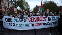 Para pengunjuk rasa memegang spanduk selama demonstrasi untuk mendukung warga Palestina, pada hari peringatan satu tahun serangan 7 Oktober, di tengah konflik Israel-Hamas yang sedang berlangsung, di Manchester, Inggris, Senin (7/10/2024). (REUTERS/Phil Noble)  