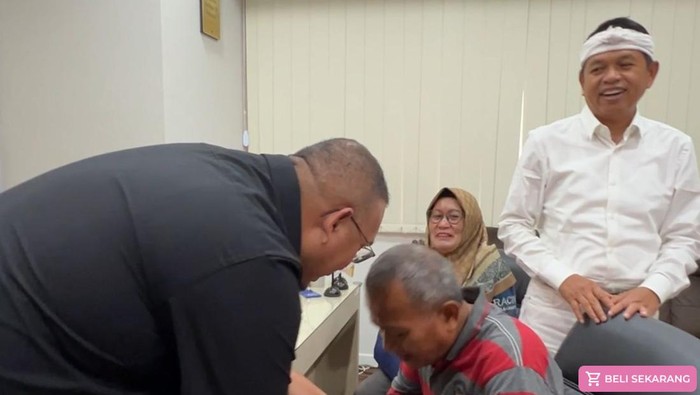 Andre Rosiade menerima korban PHK PT Pos Indonesia Dadang Iskandar