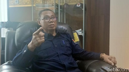 Anggota KPU NTT Divisi Perencanaan, Data dan Informasi, Lodowyk Fredrik, saat diwawancarai di ruang kerjanya, Selasa (8/10/2024).