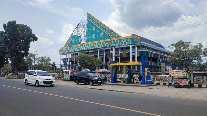 Atap tanjak raksasa di gedung TOM Lubuklinggau roboh akibat diterjang angin kencang