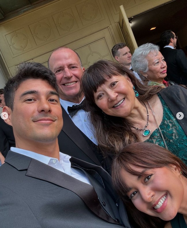 Kedua orangtua Tyler juga tampak hadir di acara pernikahan tersebut. Tampak sudah cukup akrab, Aurelie tampak berpose bersama tunangan dan kedua calon mertuanya tersebut. Foto: Instagram/@drtylerbigenho