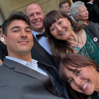 Kedua orangtua Tyler juga tampak hadir di acara pernikahan tersebut. Tampak sudah cukup akrab, Aurelie tampak berpose bersama tunangan dan kedua calon mertuanya tersebut. Foto: Instagram/@drtylerbigenho