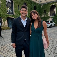 Aurelie tampil cantik mengenakan dress panjang tanpa lengan berwarna hijau. Sementara tunangannya, Tyler, mengenakan setelan jas hitam dan kemeja putih. Foto: Instagram/@drtylerbigenho