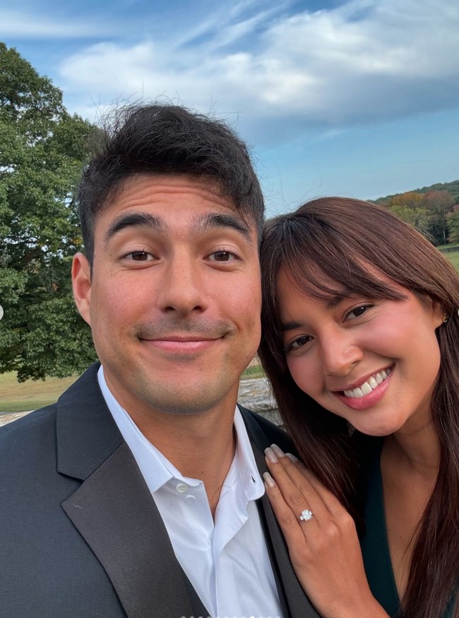 Penampilan wanita keturunan Belgia itu terlihat simpel dengan riasan wajah minimalis dan rambut panjang yang dibiarkan terurai. Foto: Instagram/@drtylerbigenho