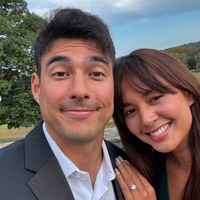 Penampilan wanita keturunan Belgia itu terlihat simpel dengan riasan wajah minimalis dan rambut panjang yang dibiarkan terurai. Foto: Instagram/@drtylerbigenho